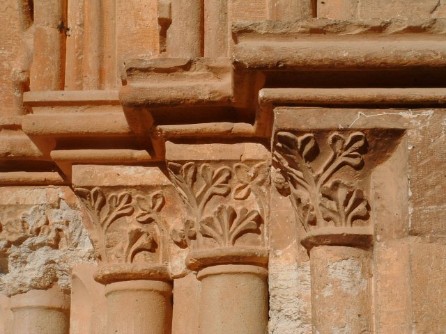 Santa Mara de Huerta (Soria). Capiteles de la entrada a la iglesia
