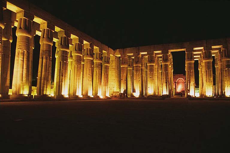 Luxor de noche
