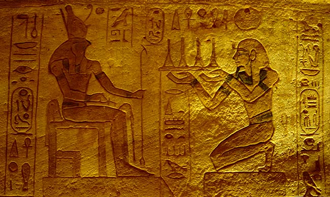 Ramses II hace una ofrenda a Horus