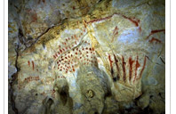 Signos de puntuaciones y en acolada en la cueva del Pindal (Asturias).