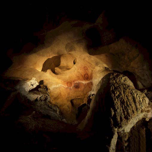 Panel de las vulvas en la cueva de Tito Bustillo (Asturias).