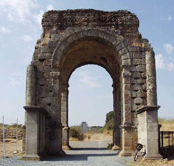Arco de triunfo en Caparra (Cceres)