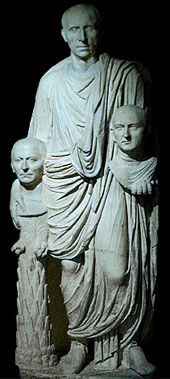 Patricio romano con imgenes de sus antepasados. Conocido como "Togado Barberini".
