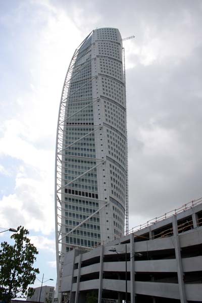 Malmoe (Suecia). Edificio del Torso girando