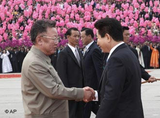 Kim Jong II(izda.) y Joh Moo Hyun en Pyongyand.