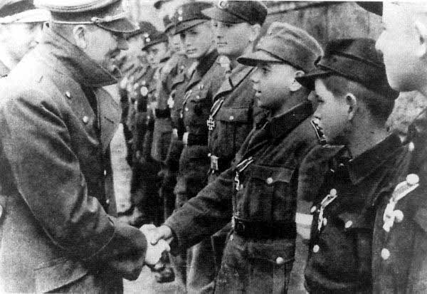 Soldado de 12 aos saludado por Hitler en Berln. 1945