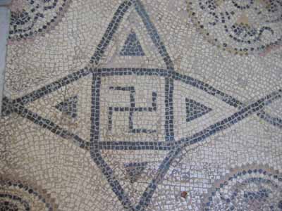 Mosaico romano con la esvstica