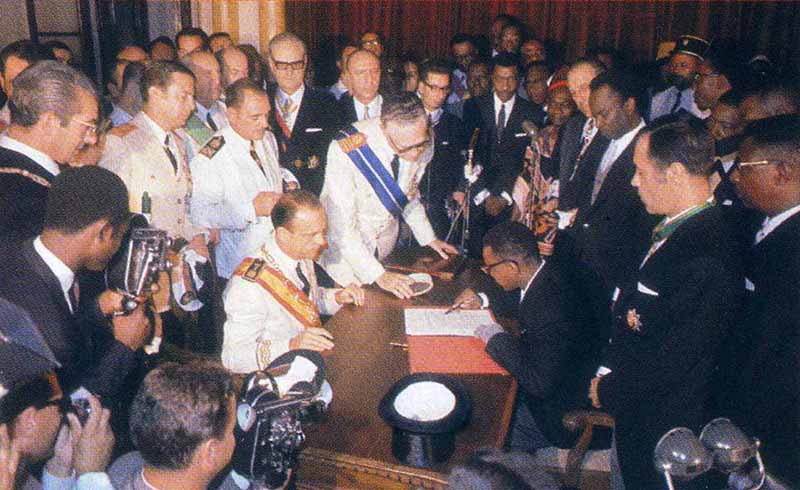 Manuel Fraga Iribarne firma la independencia de Guinea