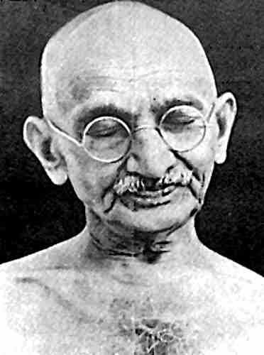Gandhi rezando