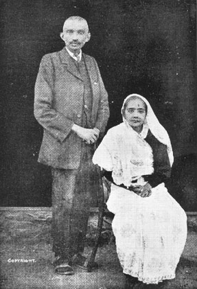 Gandhi y Kasturbhai en 1914